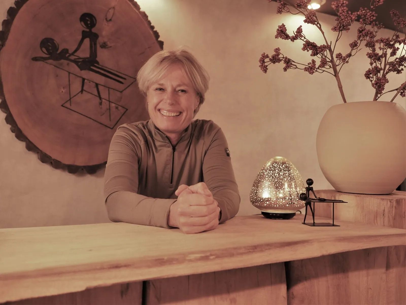 Monique Oosthoek in haar massagepraktijk in Standdaarbuiten