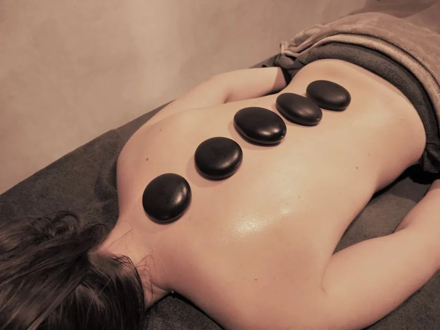 Hotstone massage met warme stenen