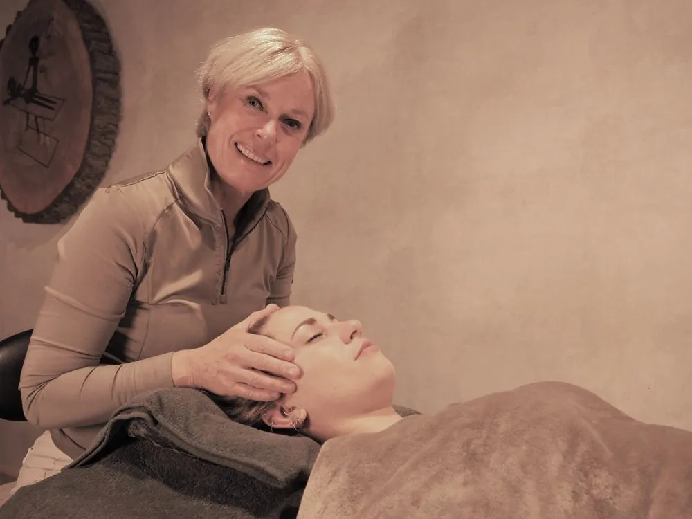 Monique Oosthoek geeft een hoofdmassage
