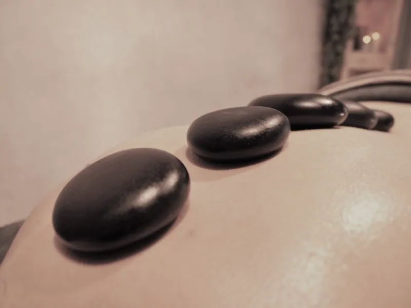 Warme stenen tijdens een hotstone massage